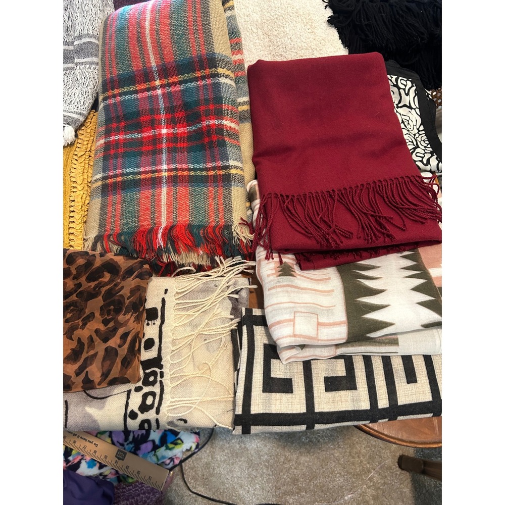 Bakers Dozen Scarves Wraps Sarongs 5lbs Wool Pashmina Mixed Patterns and Sizes - Picture 4 of 6